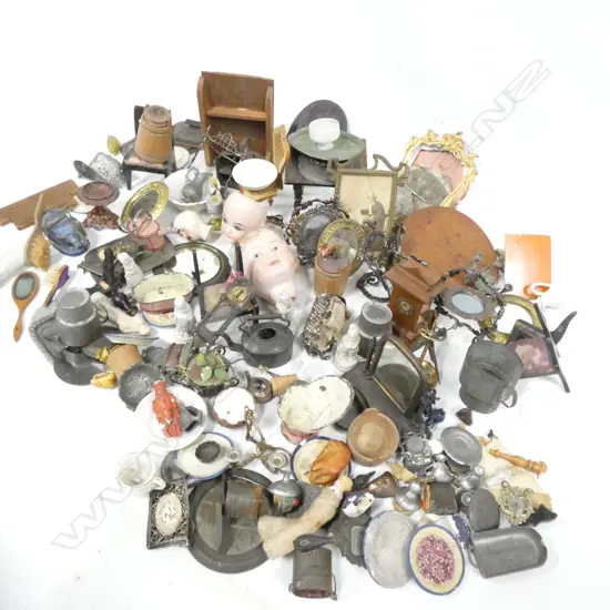 SM MIXED BOX LOT DOLLS HOUSE FURNITURE/PEOPLE/ LIGHTS/ ETC.